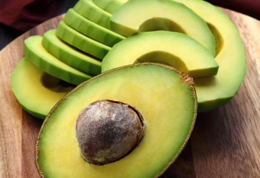 牛油果可以生吃嗎 牛油果能蒸熟吃嗎 牛油果可以生吃嗎 牛油果能蒸熟吃嗎