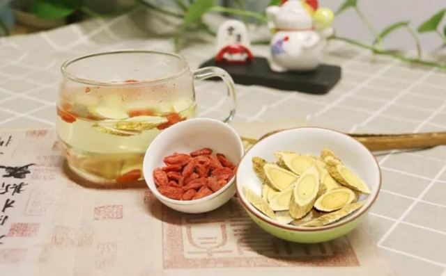 黃芪泡水時間長了可以喝嗎 黃芪的最佳搭檔是什么 黃芪泡水時間長了可以喝嗎 黃芪的最佳搭檔是什么