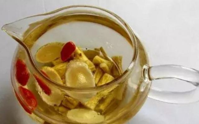 當歸黃芪泡水喝會上火嗎 當歸黃芪泡水喝的禁忌是什么 當歸黃芪泡水喝會上火嗎 當歸黃芪泡水喝的禁忌是什么