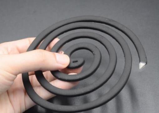 蚊香不拆開兩個會一起燃燒嗎?蚊香滴點風油精在上面有副作用嗎 蚊香不拆開兩個會一起燃燒嗎?蚊香滴點風油精在上面有副作用嗎