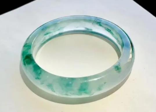 玉手鐲戴哪一個手比較好?玉鐲和銀鐲可以一左一右戴嗎 玉手鐲戴哪一個手比較好?玉鐲和銀鐲可以一左一右戴嗎