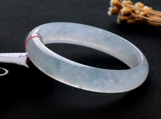 玉手鐲和銀手鐲可以戴在一只手嗎?玉手鐲和金手鐲的圈口一樣嗎 玉手鐲和銀手鐲可以戴在一只手嗎?玉手鐲和金手鐲的圈口一樣嗎