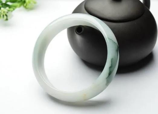 手鐲圈口統一嗎?金手鐲和玉手鐲戴在一起會磨損嗎 手鐲圈口統一嗎?金手鐲和玉手鐲戴在一起會磨損嗎