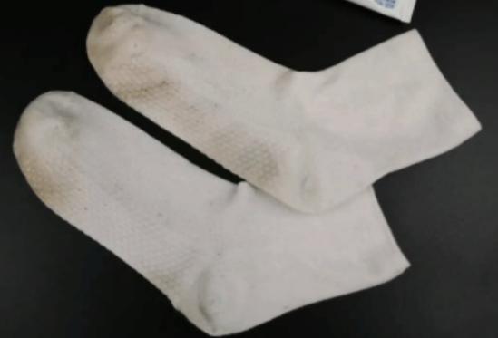 為什么襪子會變黃 襪子變黃是腳氣嗎 為什么襪子會變黃 襪子變黃是腳氣嗎