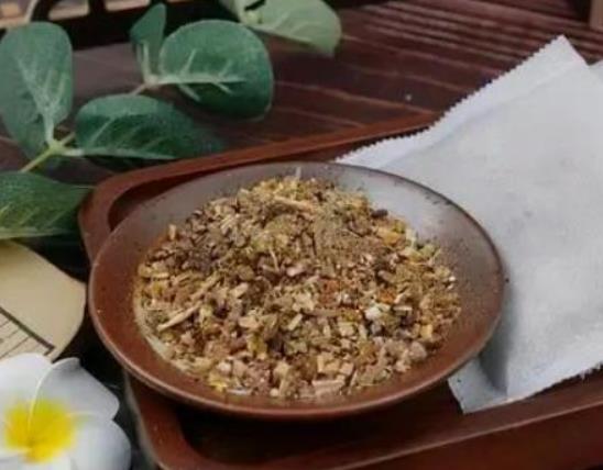 艾葉煮水洗頭能白發(fā)變黑發(fā)嗎?艾水洗頭要不要再用清水洗 艾葉煮水洗頭能白發(fā)變黑發(fā)嗎?艾水洗頭要不要再用清水洗