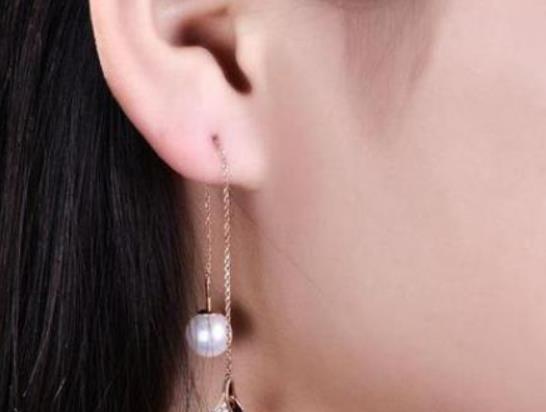 打完耳洞要天天轉(zhuǎn)嗎?養(yǎng)耳洞戴什么耳釘 打完耳洞要天天轉(zhuǎn)嗎?養(yǎng)耳洞戴什么耳釘