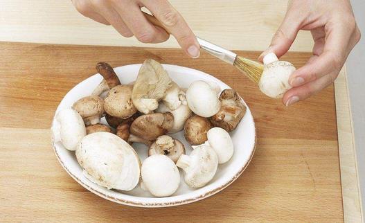 蘑菇怎么清洗才干凈 白蘑菇該怎么洗