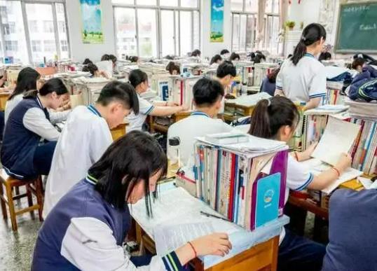 高考什么時候知道自己在哪個考場?高考要提前幾天封考場