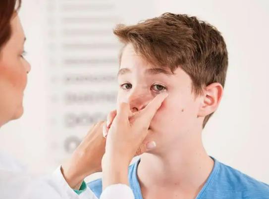 ok鏡在眼球左上部正常嗎?OK鏡復查找普通醫生可以嗎