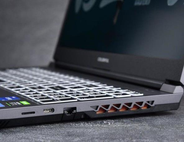 七彩虹將星X15售價 纖薄高刷屏2年質保四熱管風扇散熱5699起售