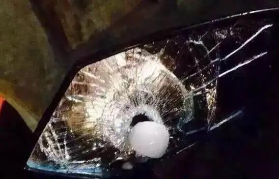汽車遇冰雹被砸了怎么辦 冰雹砸碎了玻璃或損傷車身保險公司賠嗎