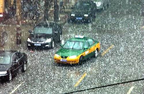 下冰雹能不能開車?下冰雹了給車蓋上車衣管用嗎?