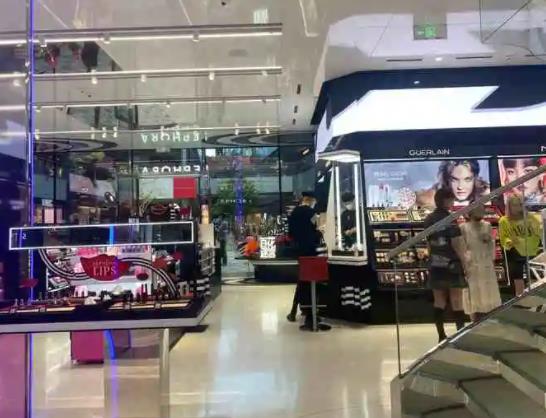 絲芙蘭黑卡和金卡哪個(gè)級(jí)別高?絲芙蘭金卡可以免費(fèi)化妝嗎