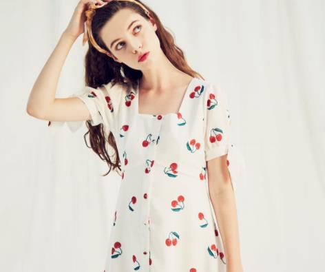 方領(lǐng)連衣裙怎么穿好看?怎么挑選款式?