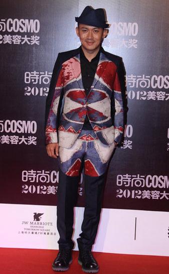 ������ײ�������Ѹ�h(yu��n)�����£�ǰ�_���_�B��ײ��2012�ﶬƴɫ���b�������^ӡ�����b