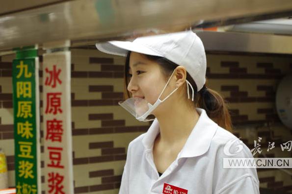 武漢華中科技大學“豆漿西施”校園走紅 清純靚麗不輸“奶茶妹妹”