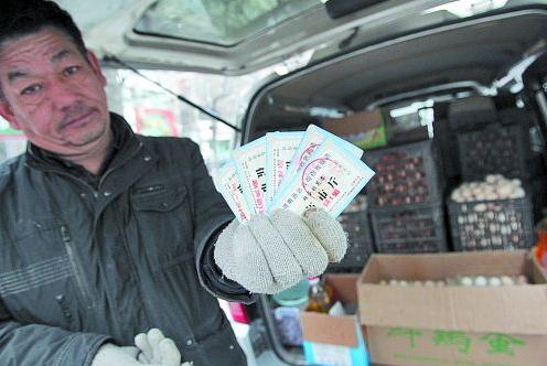 鄭州誠信雞蛋哥:店拆了誠信仍在,冬日街頭苦守3月賠錢兌換雞蛋票